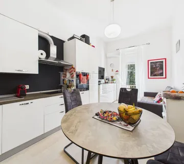 Crikvenica - dio kuće 1. red do mora - cover