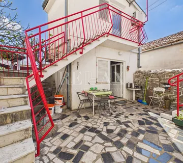 Jadranovo - kuća sa 5 stambenih jedinica - cover