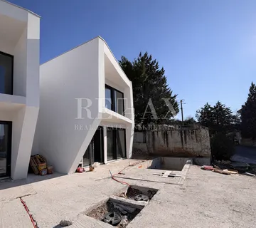 Jadranovo - vila s bazenom, novogradnja - cover