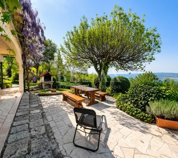 Crikvenica - kuća s dvije stambene jedinice i okućnicom - cover