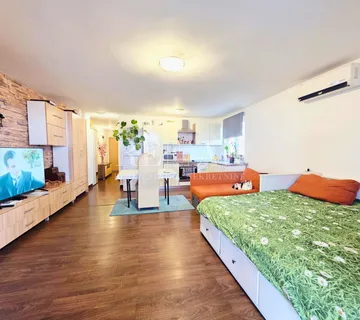 Crikvenica - garsonijera s pogledom na more, parking - cover