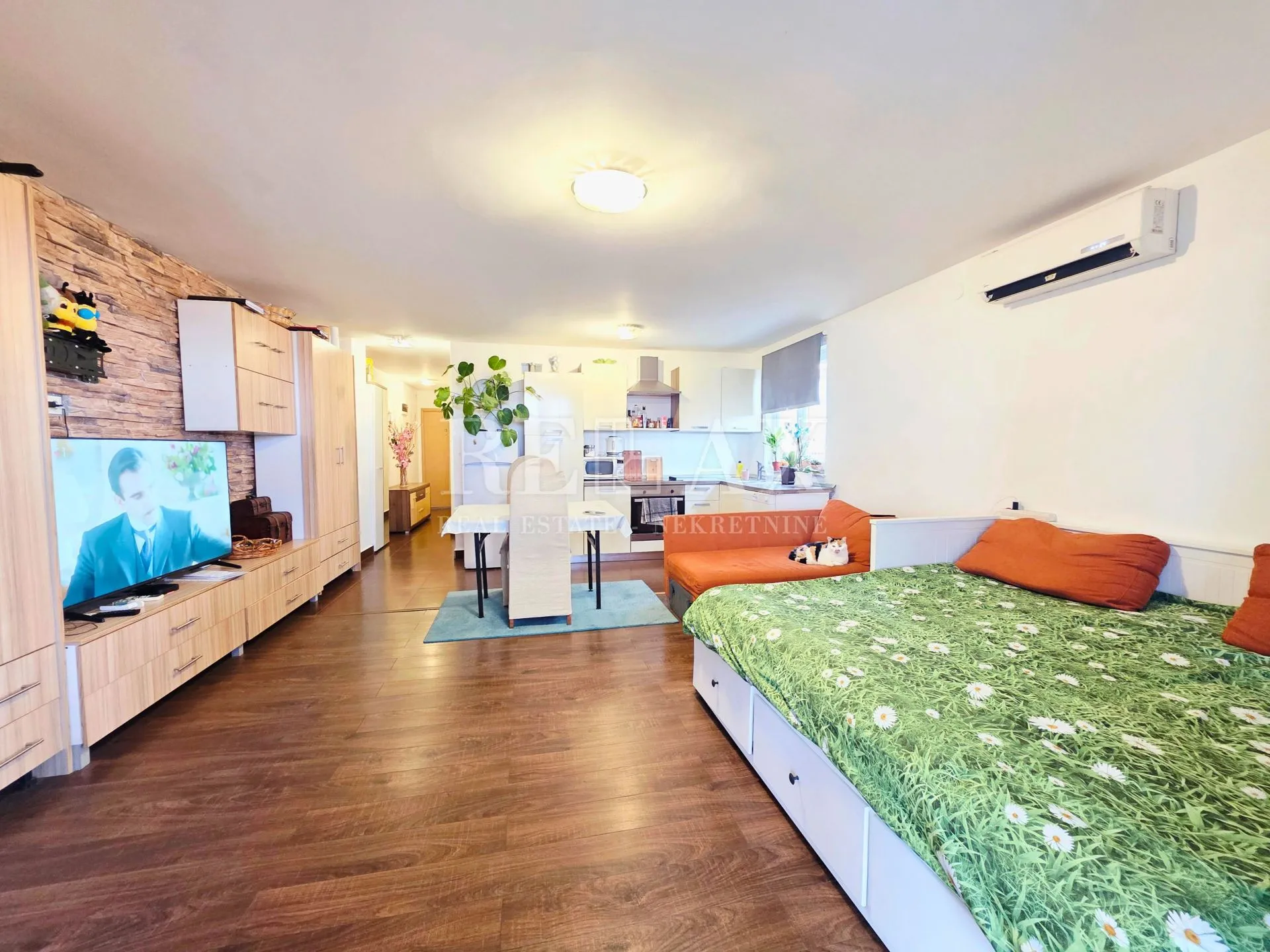 Crikvenica - garsonijera s pogledom na more, parking - cover