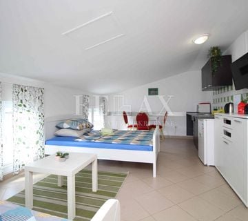 Crikvenica - etaža sa tri apartmana u centru grada - cover