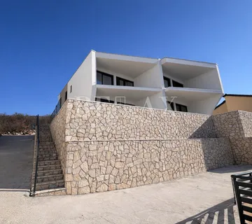 Jadranovo - dvojna vila s bazenom i okućnicom - cover