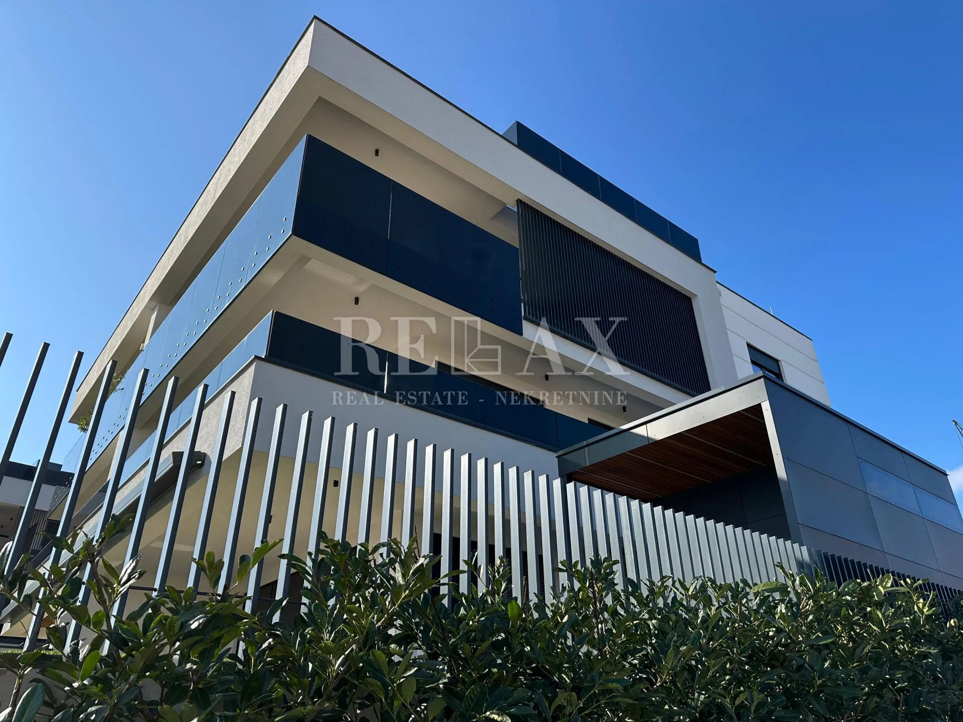 KRK- Moderna novogradnja s bazenom i pogledom na more  - cover