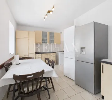 Bribir - kamena kuća s velikim dvorištem i okućnicom - cover