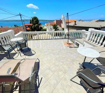 Crikvenica-Centar, kuća sa 3 apartmana - cover