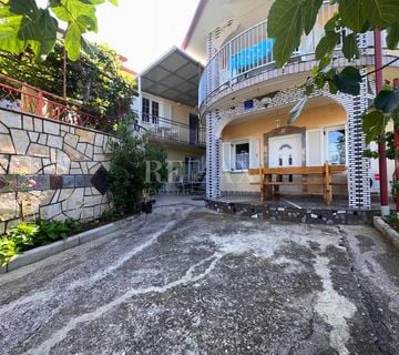 Novi Vinodolski - Kuća s četiri apartmana - cover