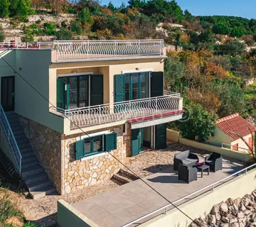 Obiteljska kuća s predivnim pogledom na more blizu plaže na Prviću - cover