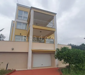 Kuća na zemljištu površine 1500 m2 - cover