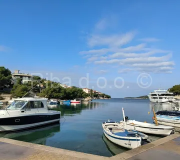 Vila s bazenom prvi red do mora blizu Rogoznice - cover