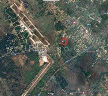 GRAĐEVINSKO ZEMLJIŠTE KOD AERODROMA, IDEALNO ZA PARKING I AUTOPRAONICU - cover