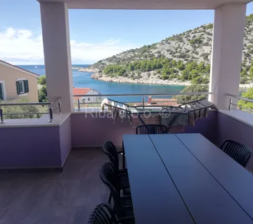 Iznimna kuća s apartmanima blizu plaže u uvali Stivašnica - cover