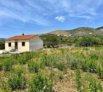 Građevinsko zemljište u Planom površine 2425 m2. - cover