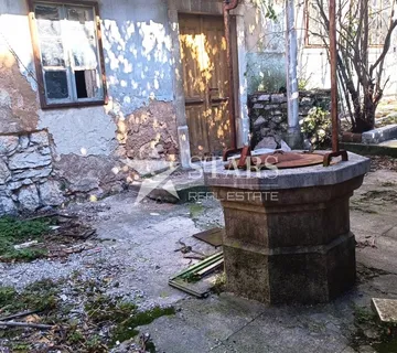 Rijeka, Praputnjak, dvije kuće u nizu, pogled na more, starina - cover