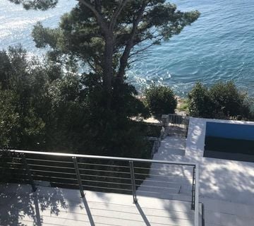 N.Vinodolski,Kuća na obali - cover