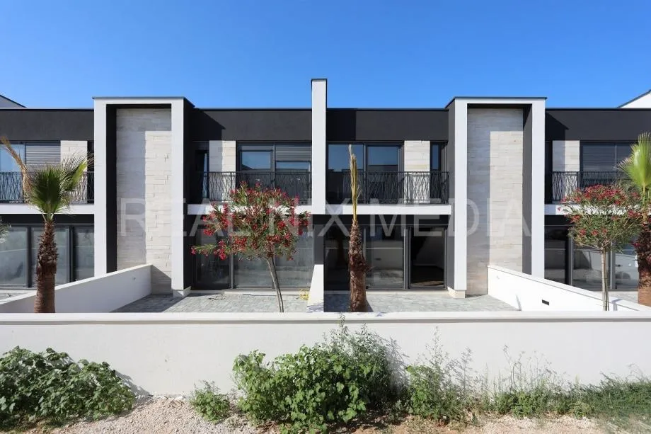 PRIVLAKA-KOMPLETNO NAMJEŠTENO! USELJIVO! (prodaja) - cover