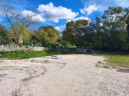 Građevinsko zemljište s građevinskom dozvolom i započetom gradnjom - cover