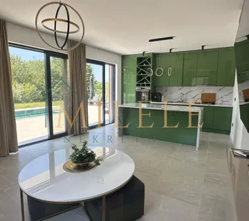 Moderna vila s bazenom na prodaju - cover