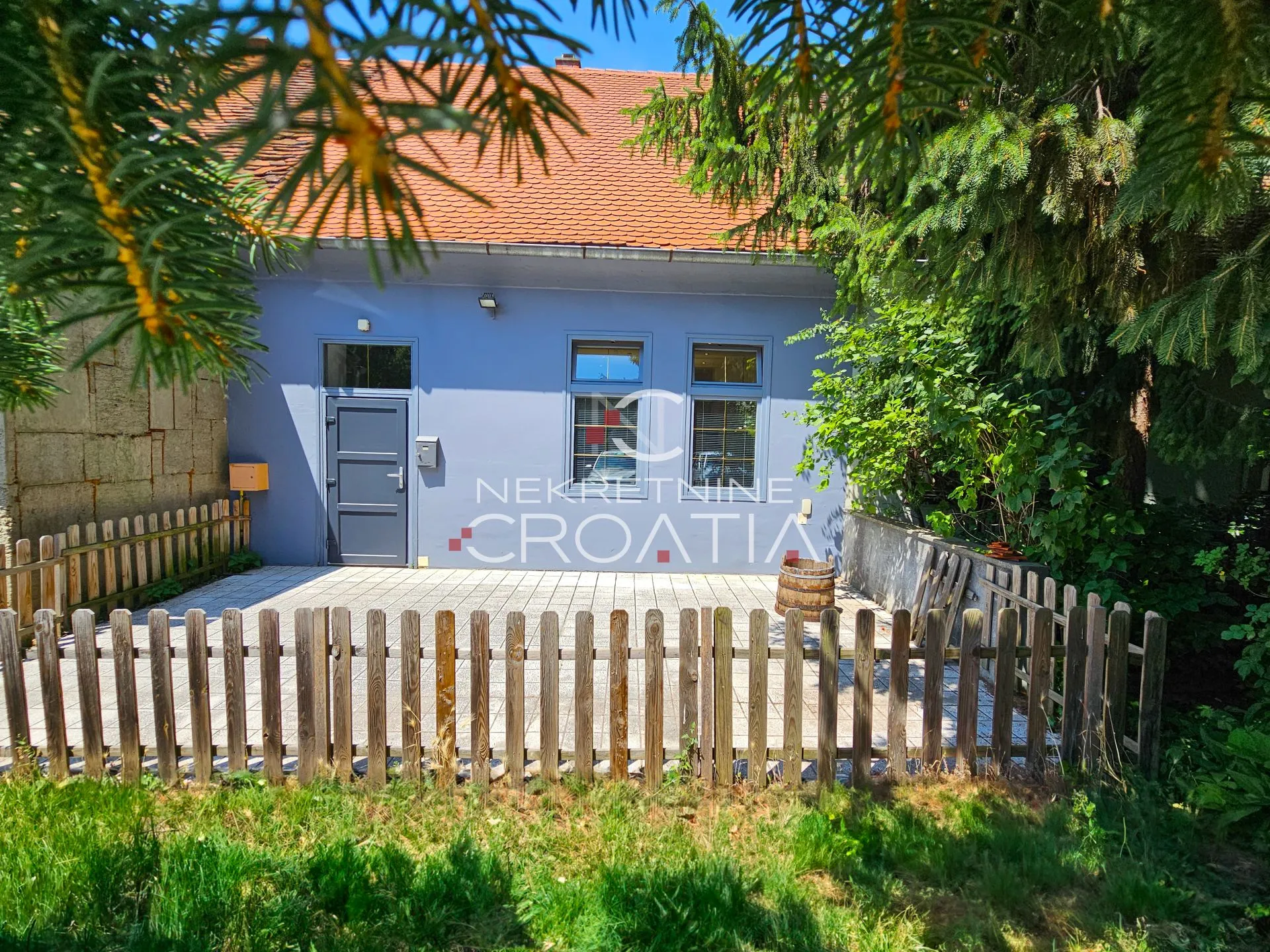 DVORIŠNI POSLOVNI PROSTOR, CENTAR - cover