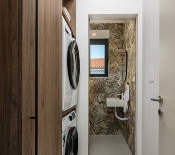 MODERNA VILA S BAZENOM 80 m OD MORA - POGLED NA MORE - cover
