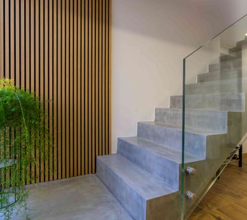 Tri etaže mira, svjetla i ugode – stan koji vas voli natrag - cover