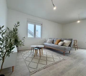 Mikulići, 2 stana, 58m2 i 70m2, NOVOADAPTIRANO, 2000€/m2, parking, dvorište - cover