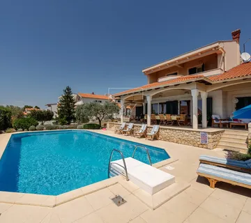 Ekskluzivna vila s bazenom u Kožinu – luksuz, prostor i potpun mir nadomak mora - cover