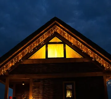 Svjetlosna zavjesa u obliku ledenih siga s 200 LED lampica - Pribislavec