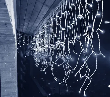 Božićna LED zavjesa s daljinskim upravljačem 300 LED, hladno bijela - Pribislavec