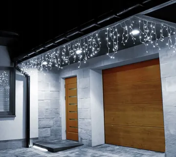 Svjetlosna zavjesa u obliku ledenih siga s 500 LED lampica - Pribislavec