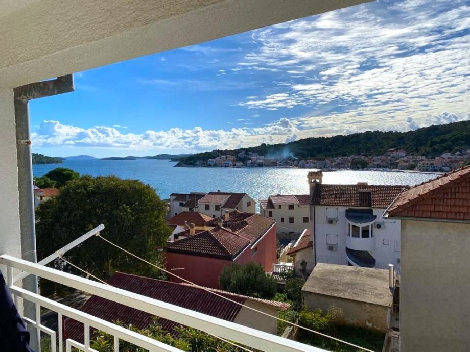 sibenik-tisno-kuca-3-apartmana-dvoristem-te-pogledom-more-slika-213414324