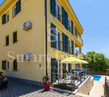NOVI VINODOLSKI, apartmanska kuća od 400 m2