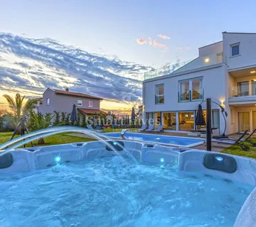 POREČ, LUKSUZNA VILA S GRIJANIM BAZENOM – 5 km do mora - cover