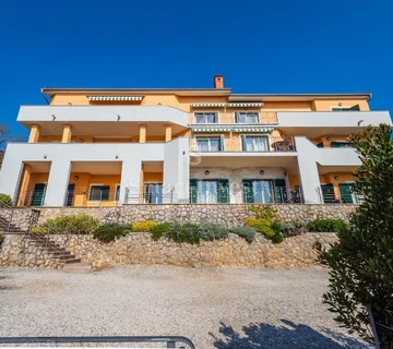 MOŠĆENIČKA DRAGA, vila uz more s 6 apartmana i velikom okućnicom