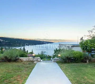 VOLOSKO, 3 etažirana zasebna apartmana sa okućnicom - Opatija