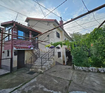 VIŠKOVO, dvojna kuća s 2 stana, garažom i okućnicom - Marčelji, Viškovo