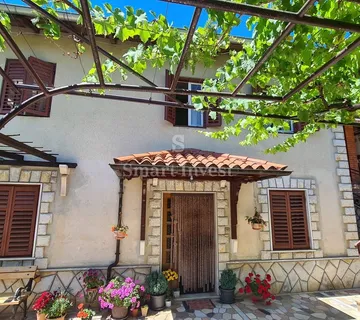 LOVRAN, etaža kuće 169 m2 s okućnicom u blizini mora i centra