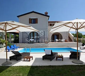 VODNJAN, LUKSUZNA VILA S BAZENOM I VELIKOM OKUĆNICOM - cover