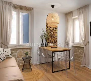 ROVINJ, prekrasno uređen stan 2S+DB, 50 m od mora!