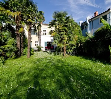 MOŠĆENIČKA DRAGA, vila s prekrasnom okućnicom, prvi red do mora!