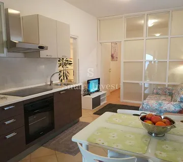 MARTINKOVAC, prekrasno uređen stan od 104 m2 s 2 terase, pogledom na more i parkingom - cover