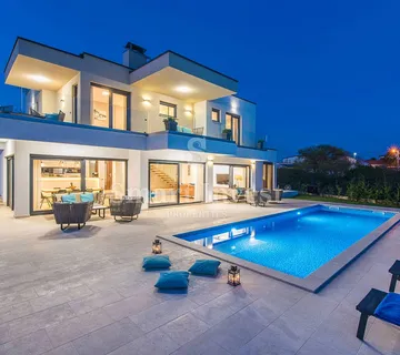 POREČ okolica, moderna vila s grijanim bazenom i prostranom okućnicom - cover