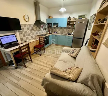 OPATIJA - CENTAR, dva stana s okućnicom u blizini mora
