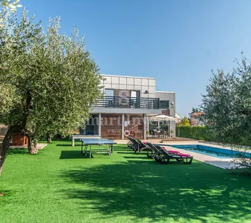 VODNJAN, prekrasna vila s grijanim bazenom i pogledom na more