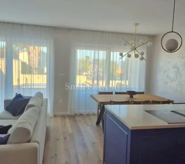 LOVRAN, luksuzna novogradnja s bazenom blizu mora!