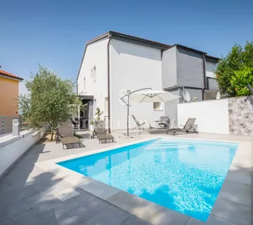 DOBRINJ, kuća s bazenom i parkingom 100 m od pješčane plaže - cover