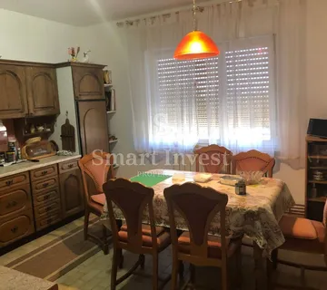 MATULJI, kuća površine 400 m2s velikom okućnicom i pogledom na more!