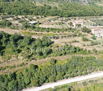 BUJE - MOMJAN, starina sa zemljištem površine 16.691 m2 - Momjan, Buje