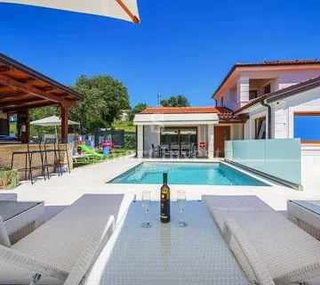 ISTRA - NOVIGRAD, prekrasna vila s bazenom u minom okruženju, prodaja